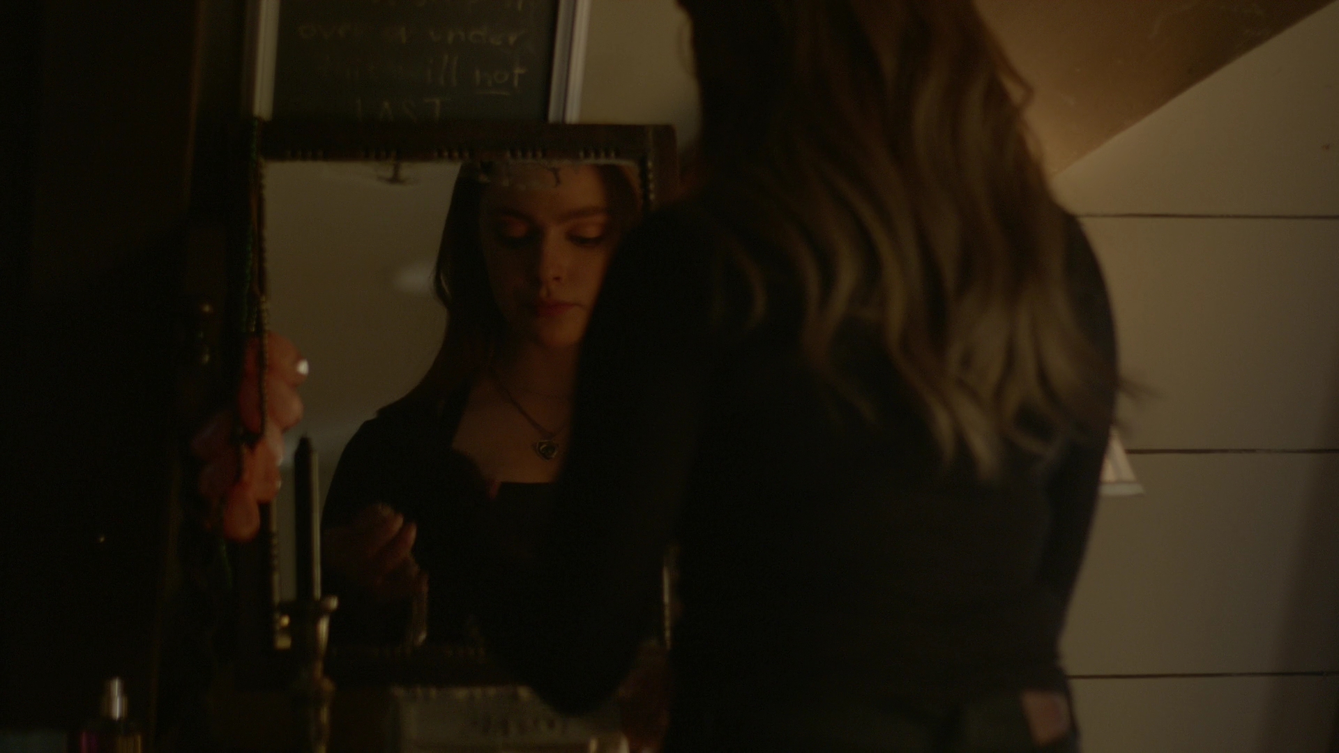 VampireDiariesWorld-dot-nl_Legacies1x15IllTellYouAStory02397.jpg