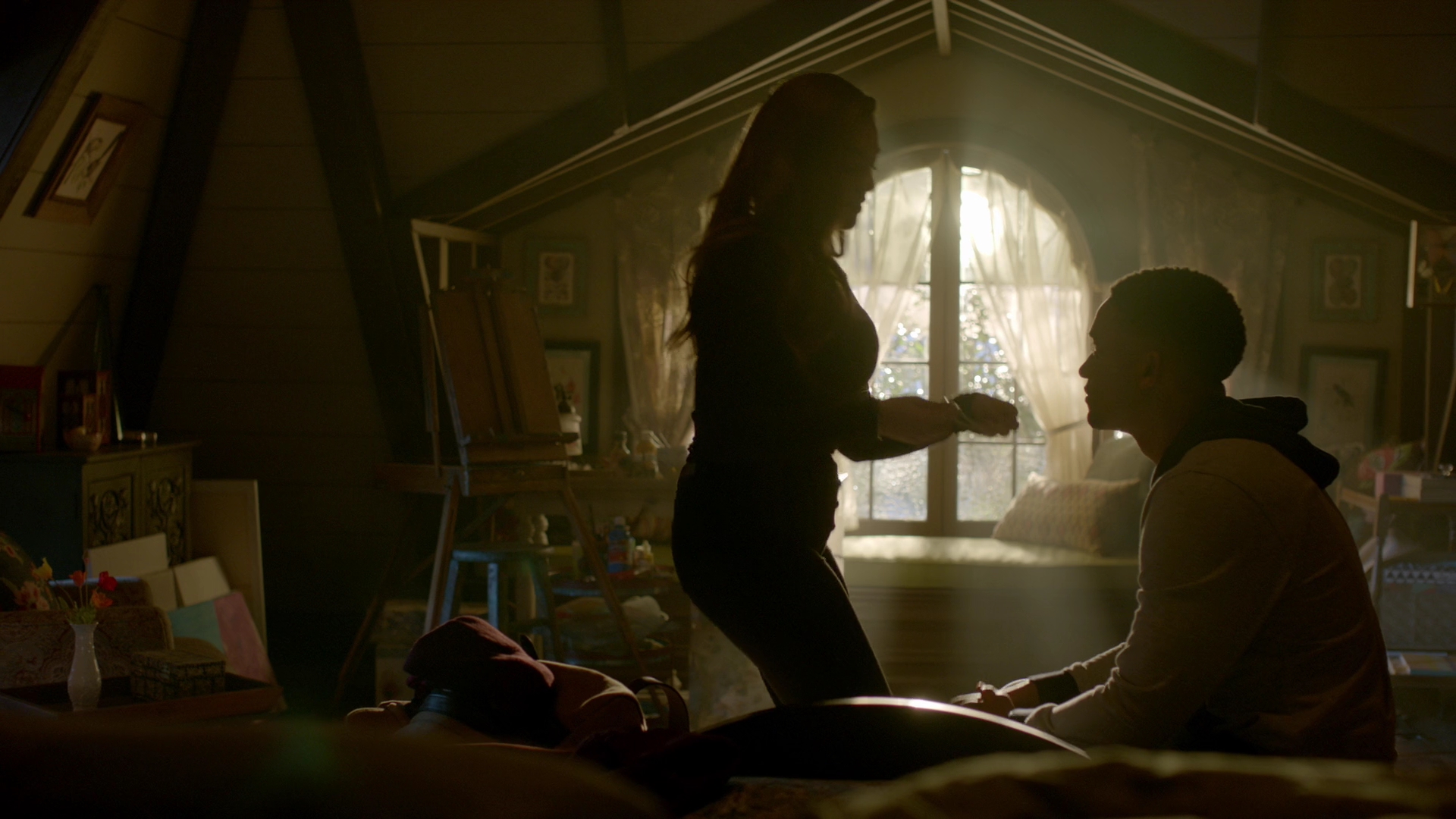 VampireDiariesWorld-dot-nl_Legacies1x15IllTellYouAStory02402.jpg