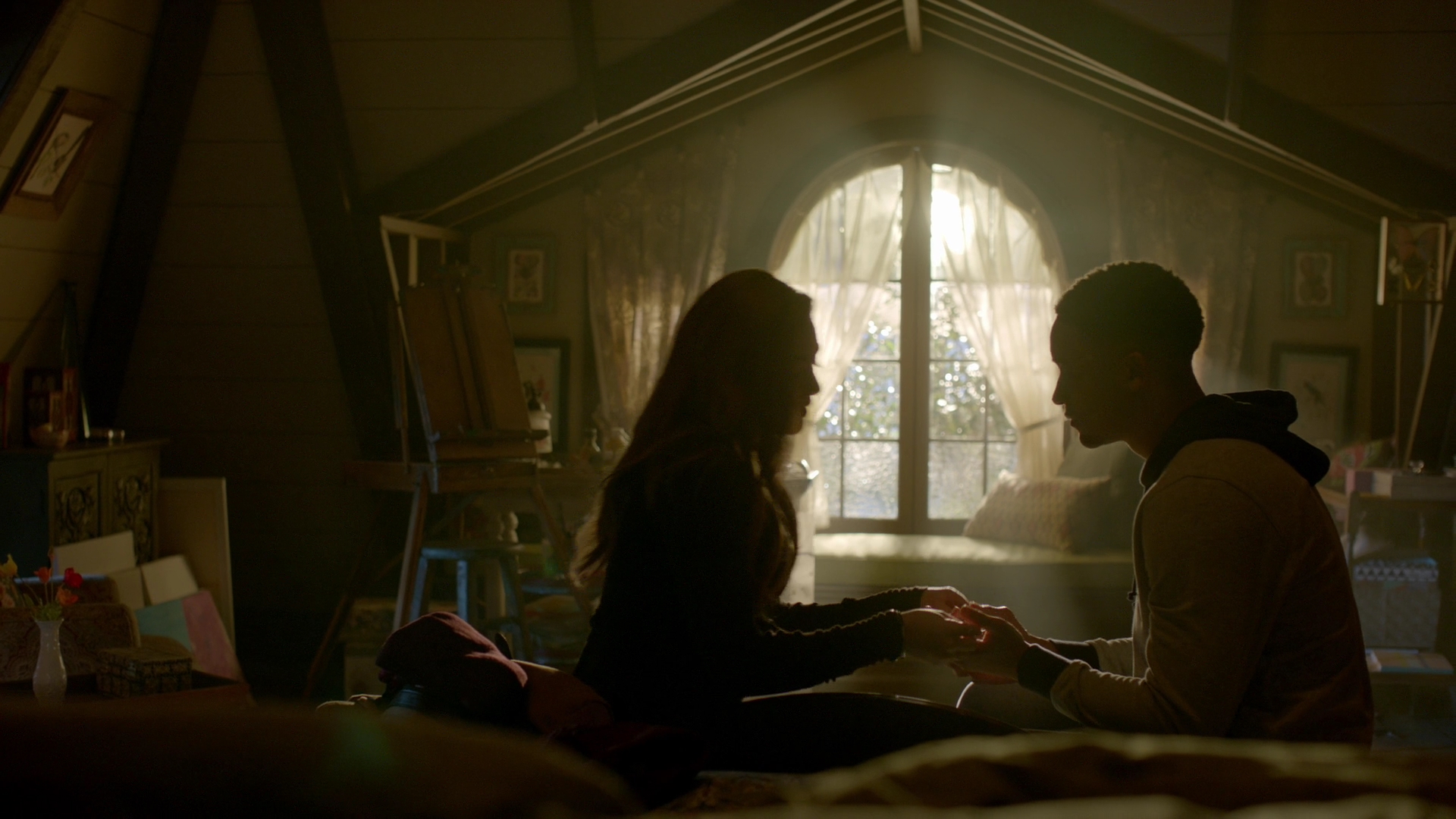 VampireDiariesWorld-dot-nl_Legacies1x15IllTellYouAStory02403.jpg
