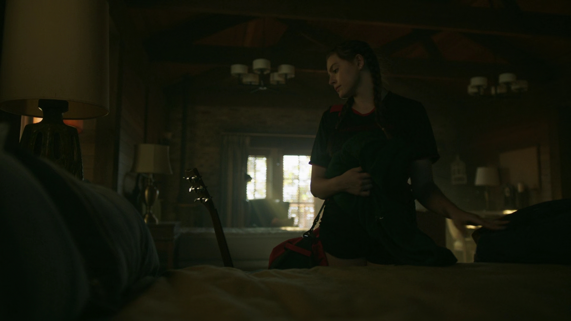 vampirediariesworld-dot-nl_Legacies2x03YouRemindMeofSomeoneIUsedtoKnow01068.jpg