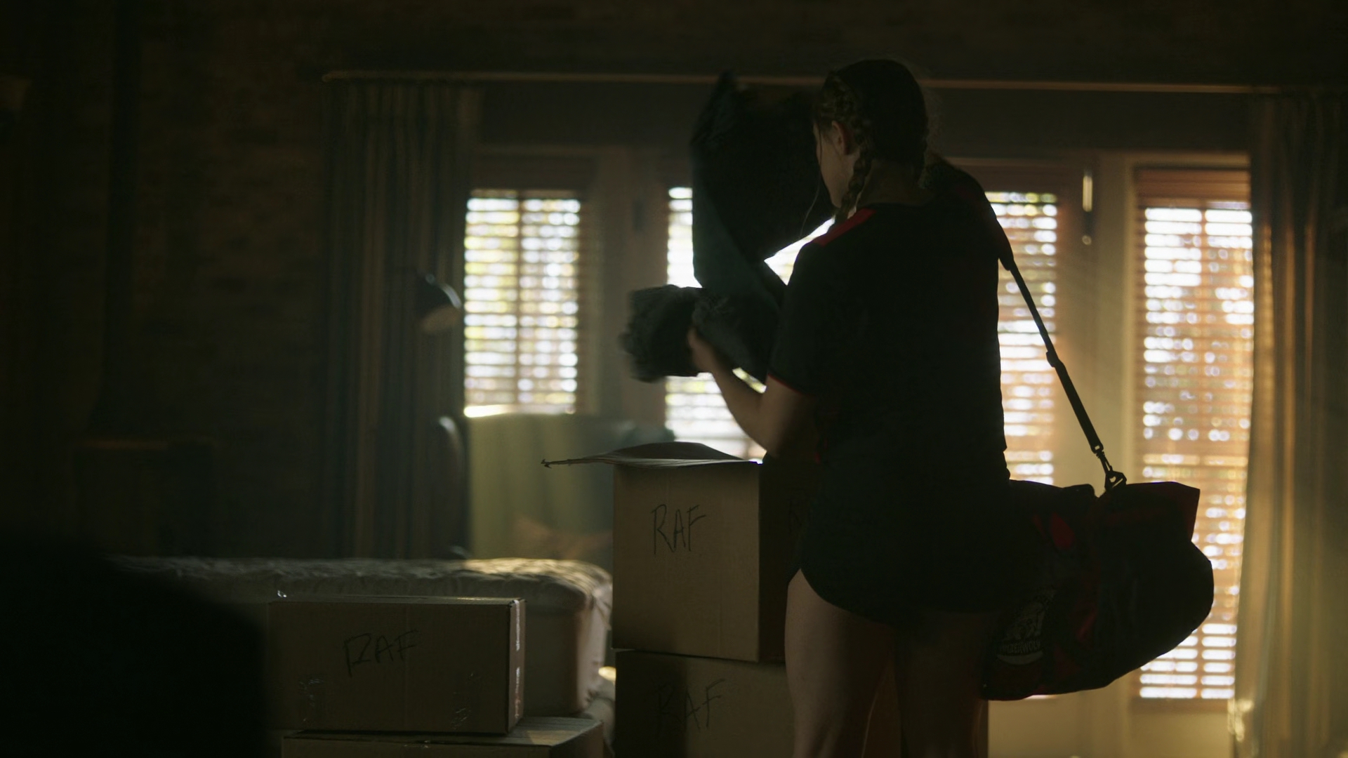 vampirediariesworld-dot-nl_Legacies2x03YouRemindMeofSomeoneIUsedtoKnow01081.jpg