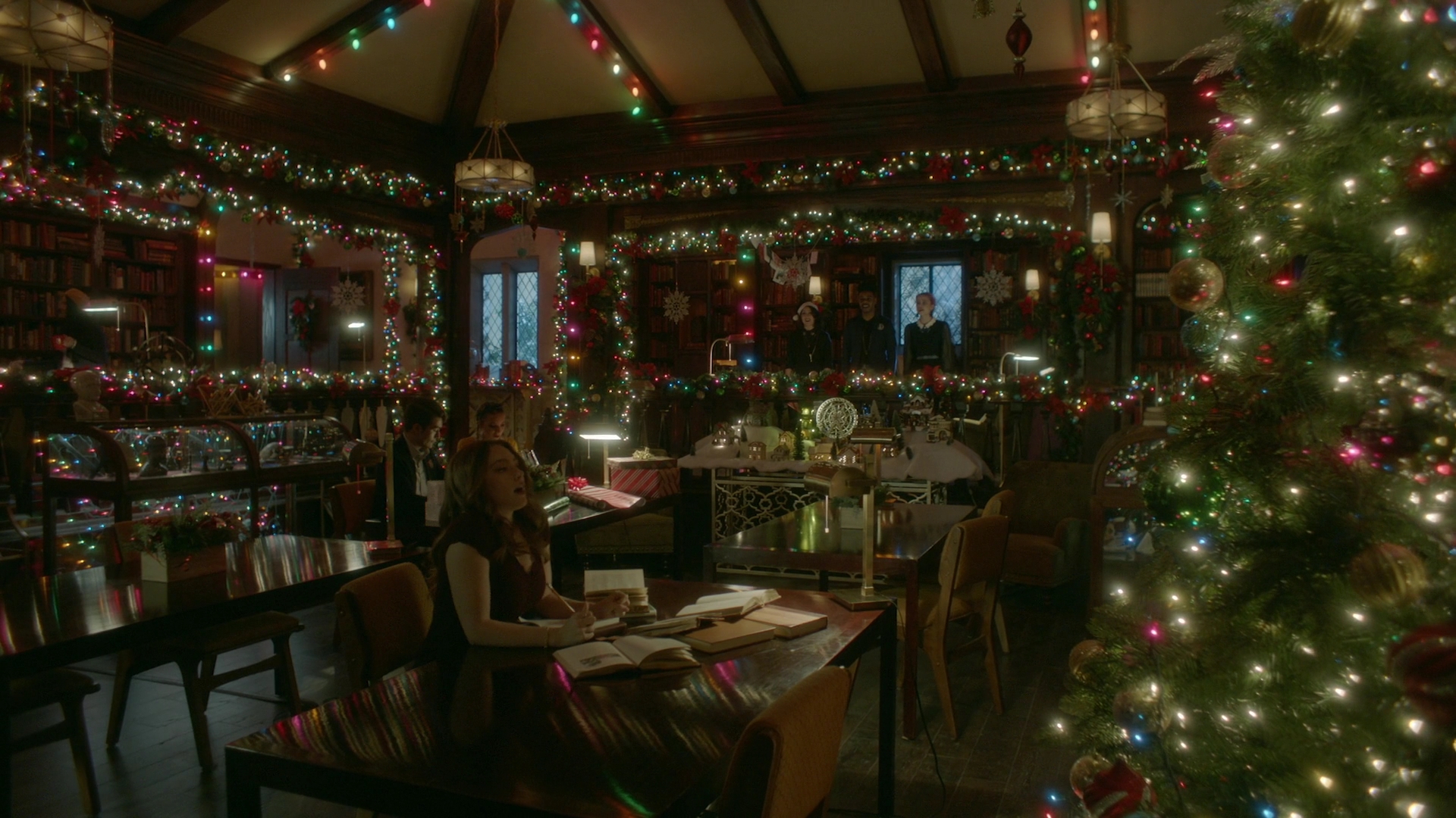 VampireDiariesWorld-dot-nl_Legacies2x08ThisChristmasIsSuprisinglyViolent0426.jpg