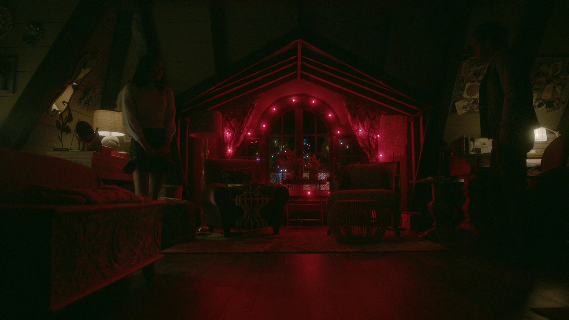 VampireDiariesWorld-dot-nl_Legacies2x08ThisChristmasIsSuprisinglyViolent2238.jpg