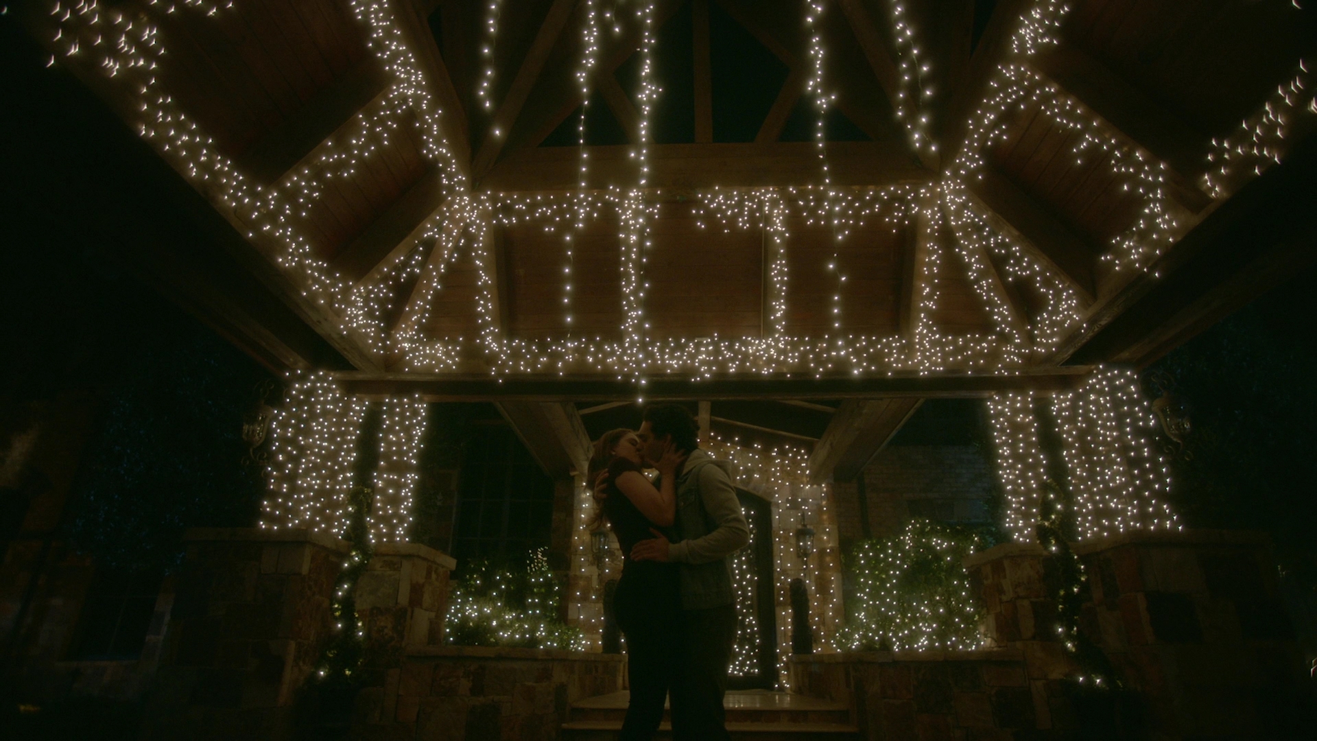 VampireDiariesWorld-dot-nl_Legacies2x08ThisChristmasIsSuprisinglyViolent2412.jpg