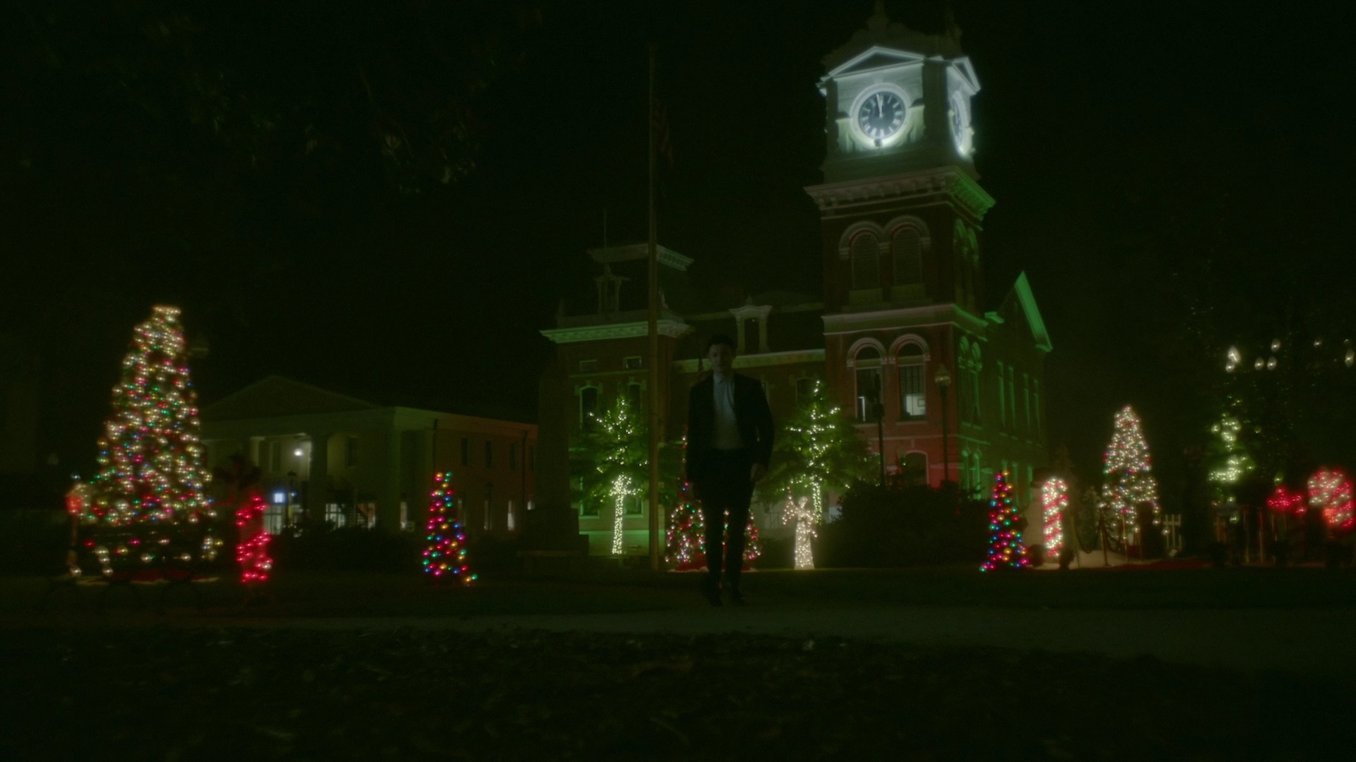 VampireDiariesWorld-dot-nl_Legacies2x08ThisChristmasIsSuprisinglyViolent2418.jpg