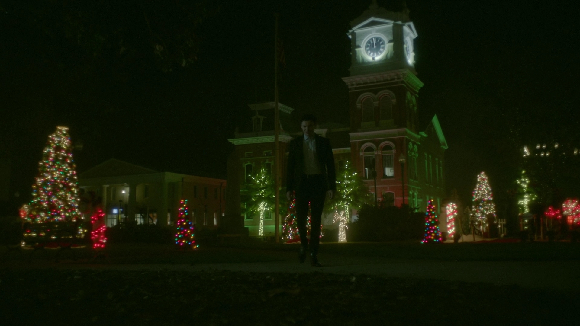 VampireDiariesWorld-dot-nl_Legacies2x08ThisChristmasIsSuprisinglyViolent2419.jpg