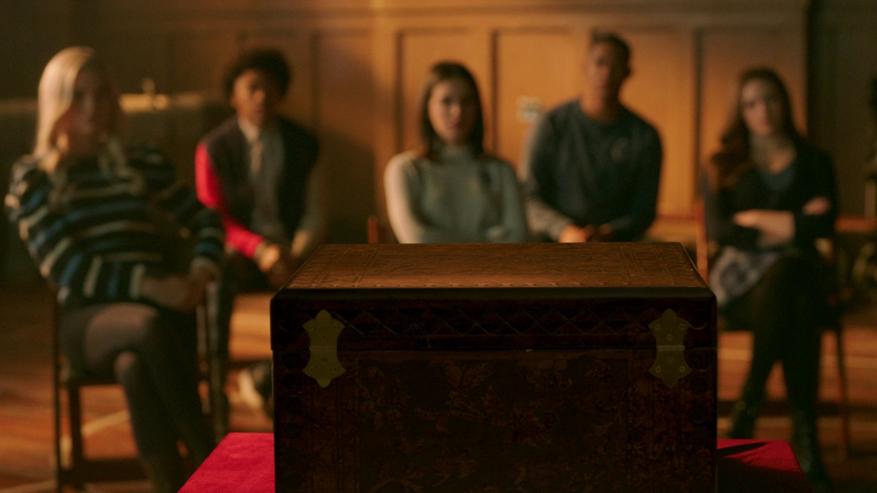 VampireDiariesWorld-dot-nl-Legacies2x14TheresaPlaceWheretheLostThingsGo0209.jpg