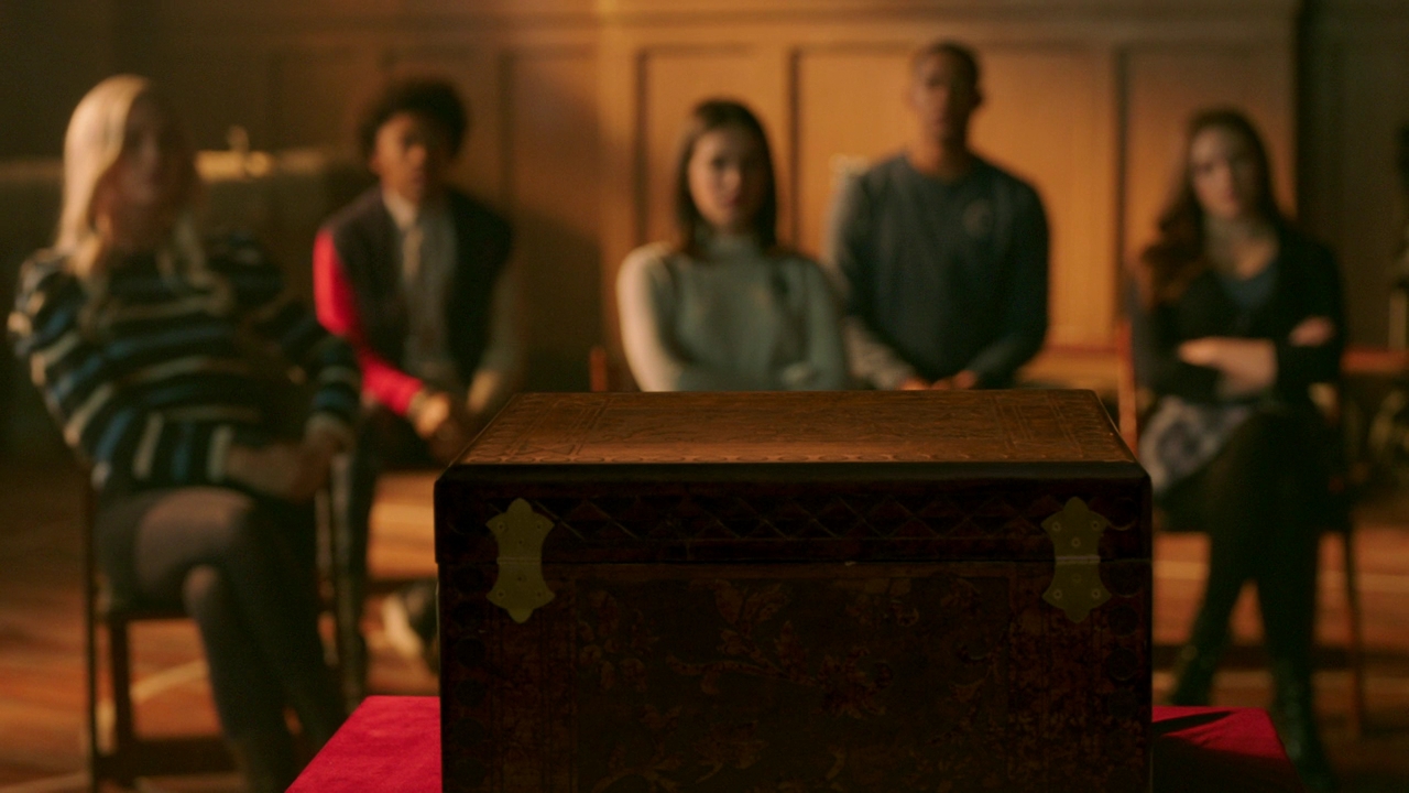 VampireDiariesWorld-dot-nl-Legacies2x14TheresaPlaceWheretheLostThingsGo0210.jpg