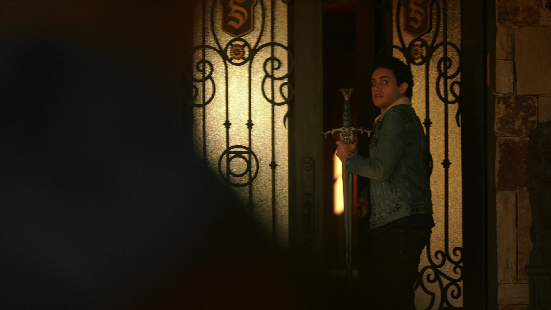 VampireDiariesWorld-dot-nl_Legacies3x02GoodbyesSureDoSuck2045.jpg