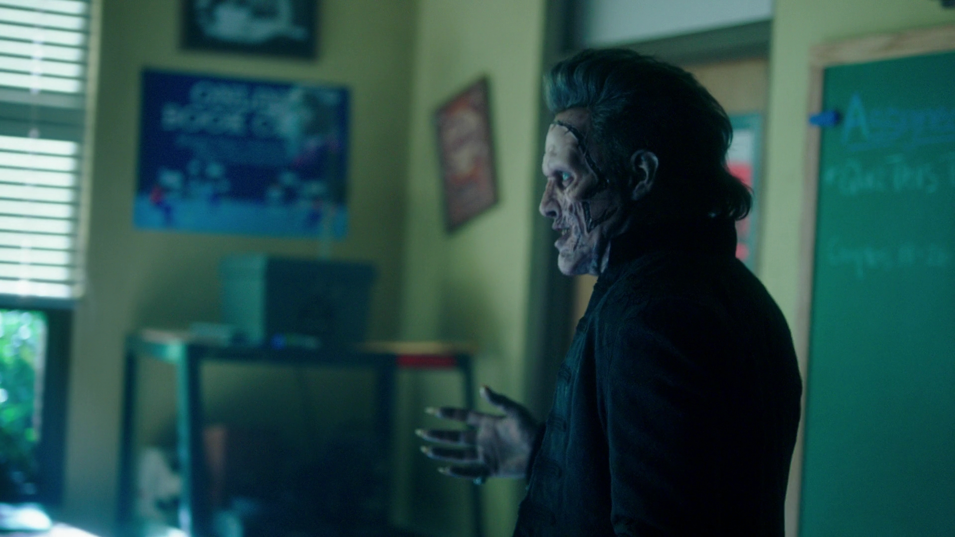 VampireDiariesWorld-dot-nl_Legacies3x04HoldOnTight0908.jpg