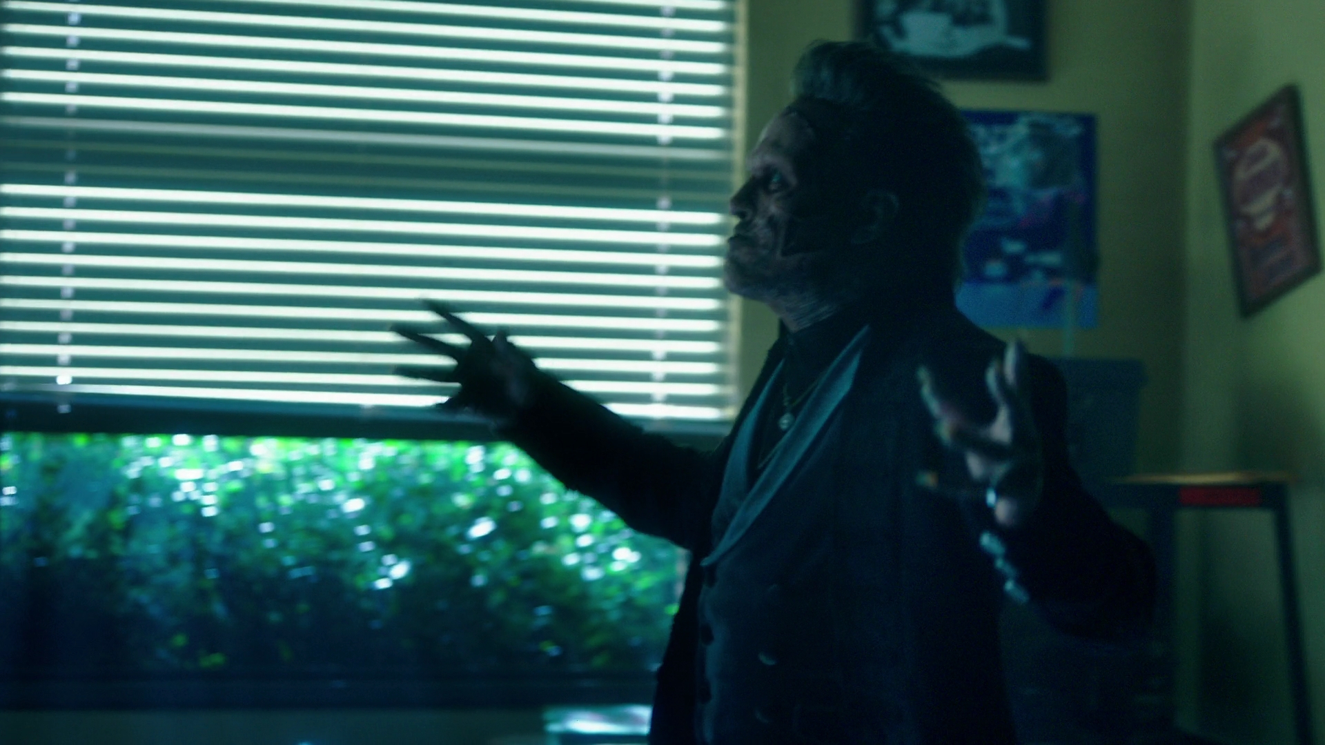 VampireDiariesWorld-dot-nl_Legacies3x04HoldOnTight0910.jpg