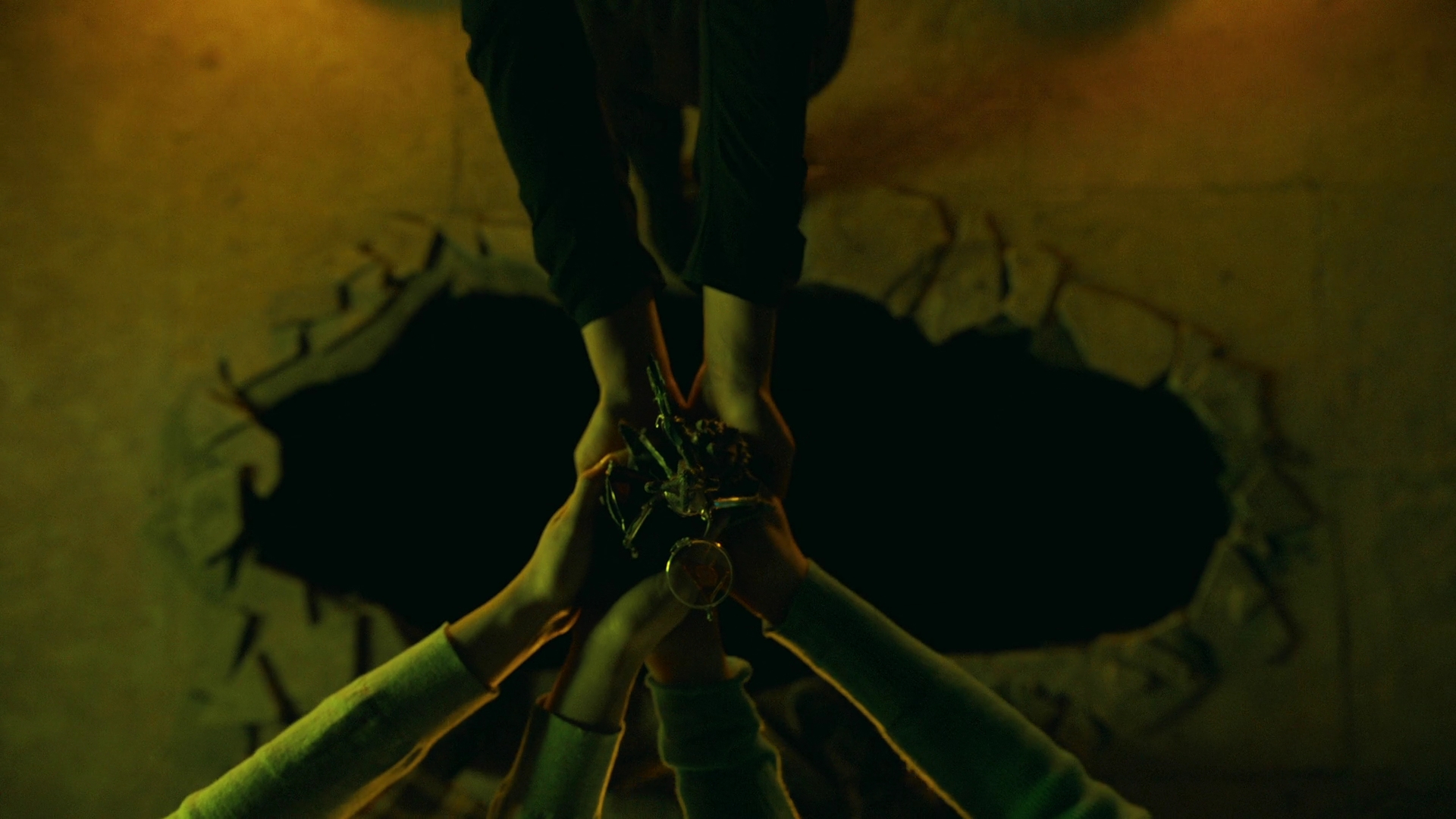 VampireDiariesWorld-dot-nl_Legacies3x04HoldOnTight1626.jpg