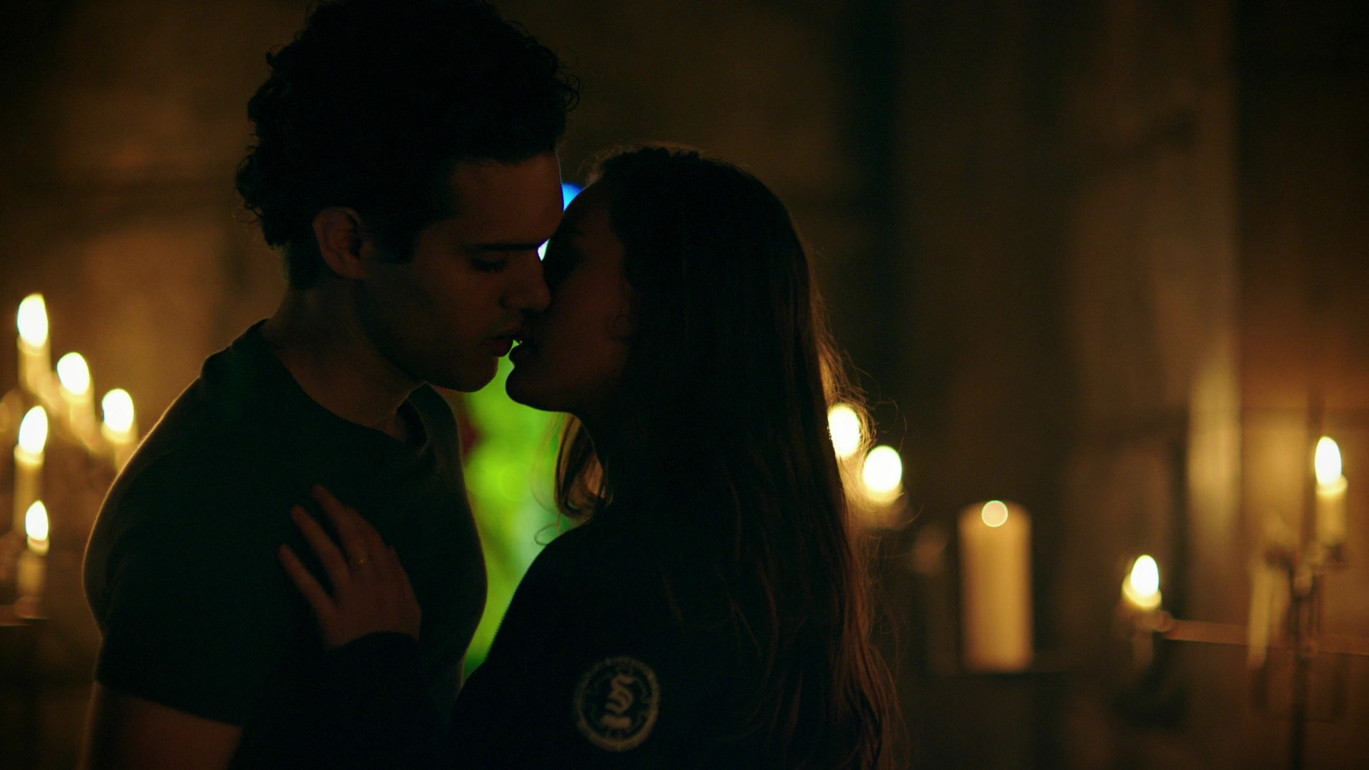 VampireDiariesWorld-dot-nl_Legacies3x04HoldOnTight1996.jpg VampireDiariesWorld-dot-nl_Legacies3x04HoldOnTight1996.jpg