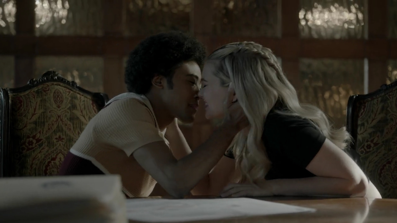 VampireDiariesWorld-dot-nl_Legacies4x20JustDontBeAStrangerOkay1387.jpg