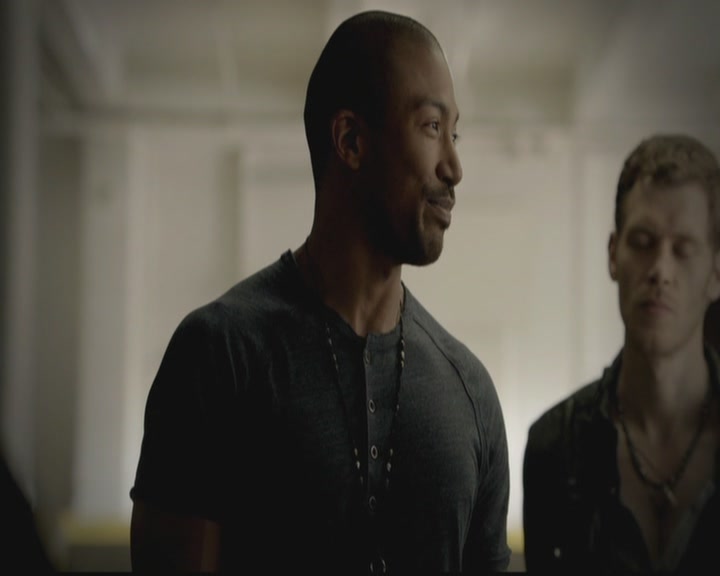 VampireDiariesWorld-dot-org_TheOriginals1x02HouseOfTheRisingSun0920.jpg