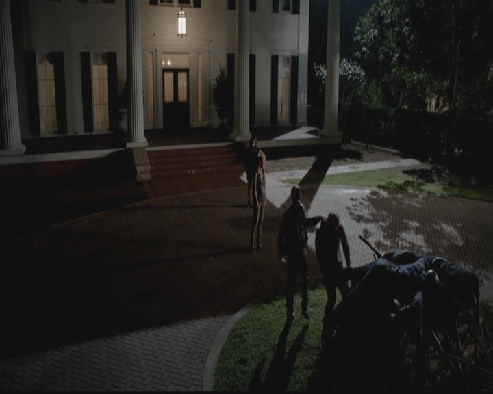 VampireDiariesWorld-dot-org_TheOriginals1x02HouseOfTheRisingSun1403.jpg