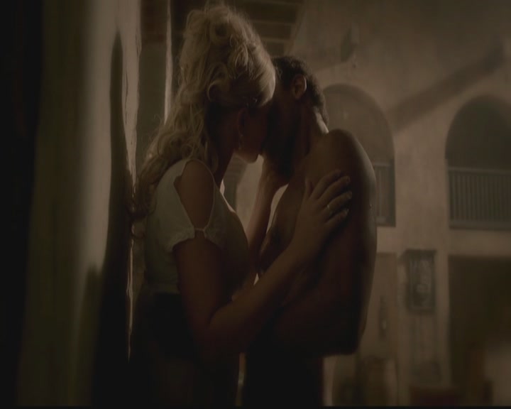 VampireDiariesWorld-dot-org_TheOriginals1x02HouseOfTheRisingSun1645.jpg