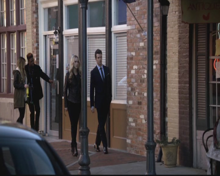 VampireDiariesWorld-dot-org_TheOriginals1x12DanceBackFromTheGrave0427.jpg