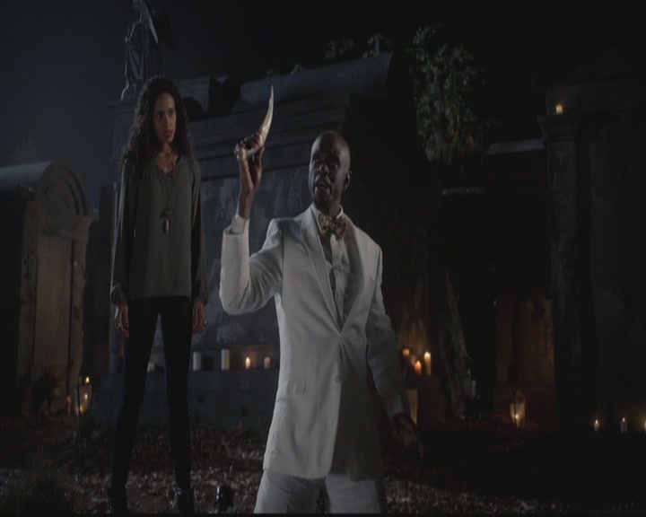 VampireDiariesWorld-dot-org_TheOriginals1x12DanceBackFromTheGrave2272.jpg