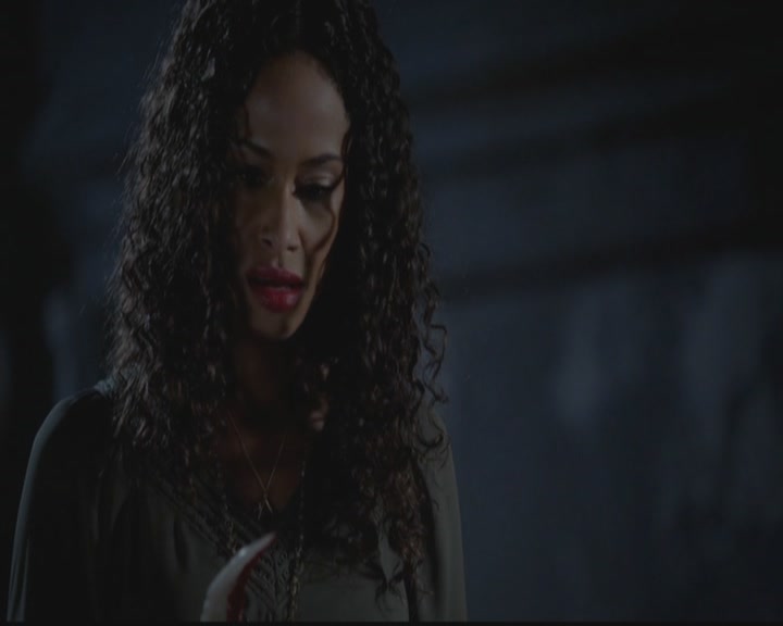 VampireDiariesWorld-dot-org_TheOriginals1x12DanceBackFromTheGrave2320.jpg