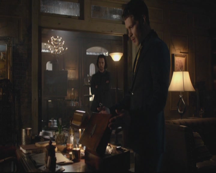 VampireDiariesWorld-dot-org_TheOriginals1x17MoonOverBourbonStreet1405.jpg