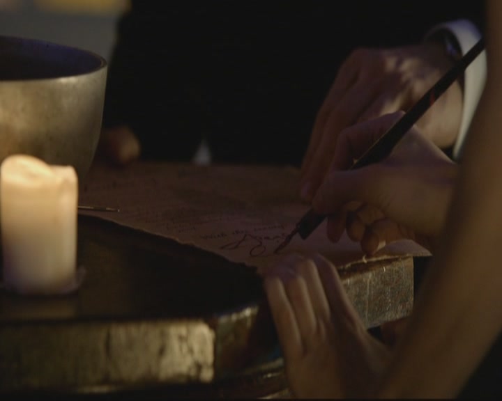 VampireDiariesWorld-dot-org_TheOriginals1x17MoonOverBourbonStreet2207.jpg VampireDiariesWorld-dot-org_TheOriginals1x17MoonOverBourbonStreet2207.jpg