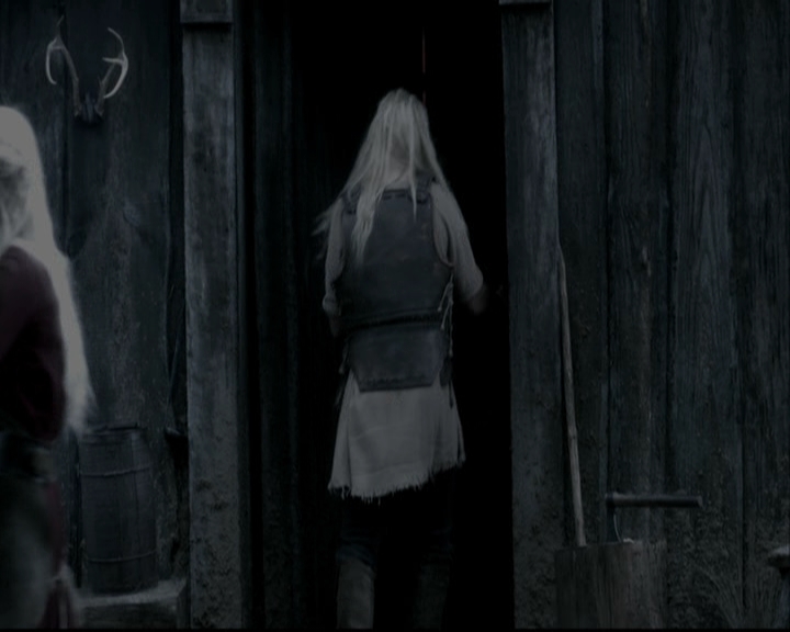 VampireDiariesWorld-dot-org_TheOriginalsS1-TheOriginalVampires-ABiteSizesStory0060.jpg