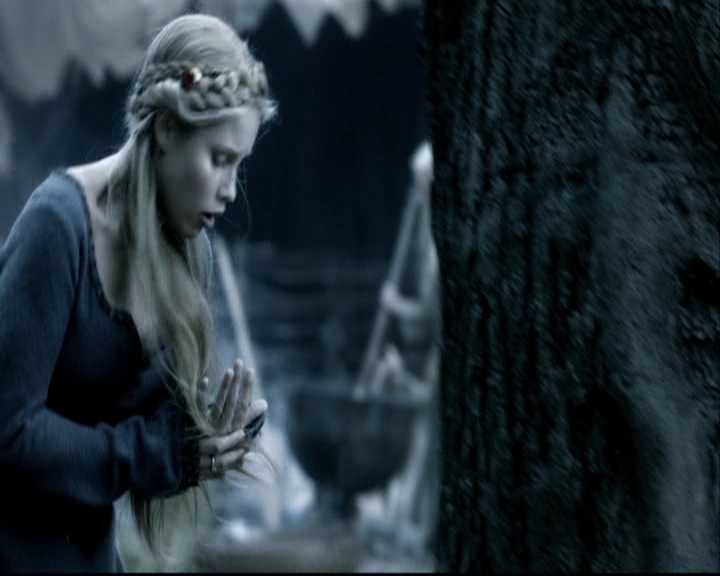 VampireDiariesWorld-dot-org_TheOriginalsS1-TheOriginalVampires-ABiteSizesStory0061.jpg