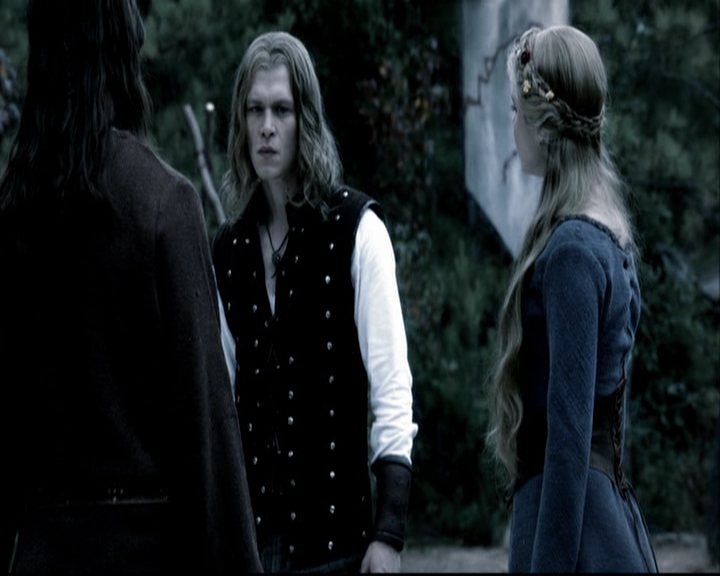 VampireDiariesWorld-dot-org_TheOriginalsS1-TheOriginalVampires-ABiteSizesStory0117.jpg