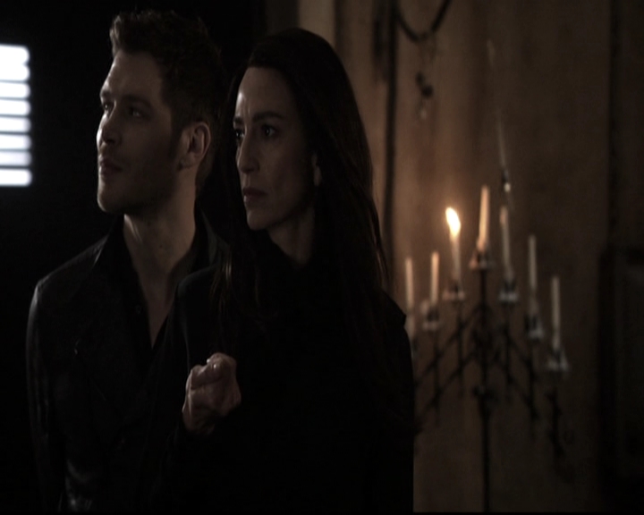 VampireDiariesWorld_dot_nl-TheOriginals_2x21FireWithFire0528.jpg