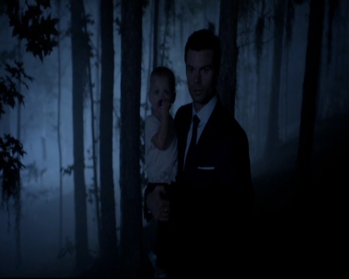 VampireDiariesWorld-dot-nl_TheOriginals_3x02YouHungTheMoon0014.jpg
