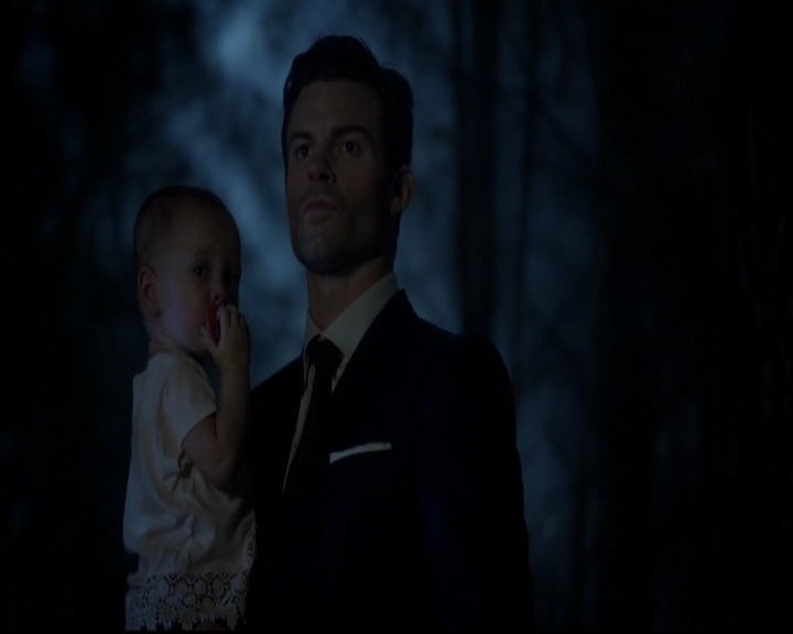 VampireDiariesWorld-dot-nl_TheOriginals_3x02YouHungTheMoon0026.jpg