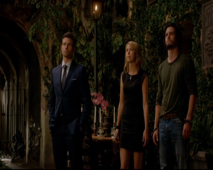 VampireDiariesWorld-dot-nl_TheOriginals_3x02YouHungTheMoon1511.jpg