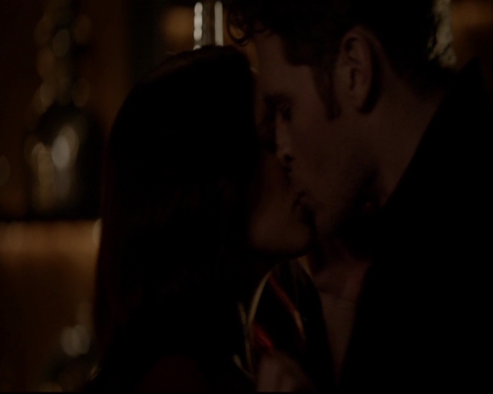 VampireDiariesWorld-dot-nl_TheOriginals_3x05TheAxemansLetters1572.jpg