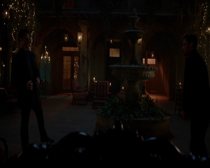 VampireDiariesWorld-dot-nl_TheOriginals_3x05TheAxemansLetters2219.jpg