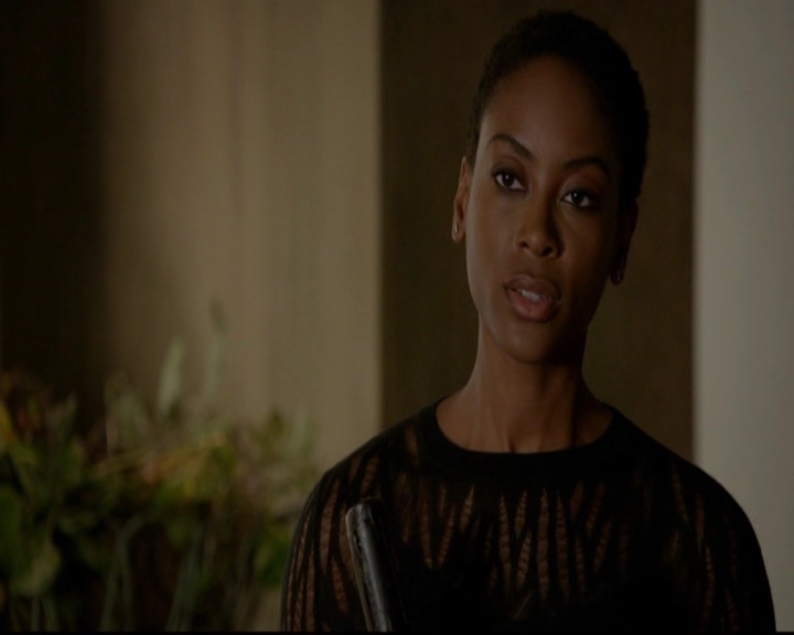 VampireDiariesWorld-dot-nl_TheOriginals_3x13HeartShapedBox0290.jpg