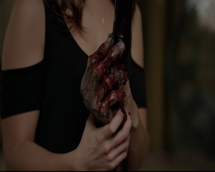 VampireDiariesWorld-dot-nl_TheOriginals_3x13HeartShapedBox0325.jpg