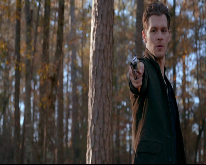 VampireDiariesWorld-dot-nl_TheOriginals_3x13HeartShapedBox1503.jpg