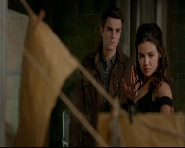 VampireDiariesWorld-dot-nl_TheOriginals_3x13HeartShapedBox1598.jpg