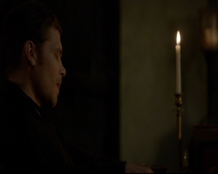 VampireDiariesWorld-dot-nl_TheOriginals_3x13HeartShapedBox1838.jpg