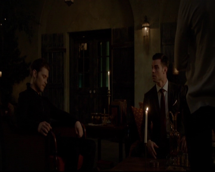 VampireDiariesWorld-dot-nl_TheOriginals_3x13HeartShapedBox1842.jpg