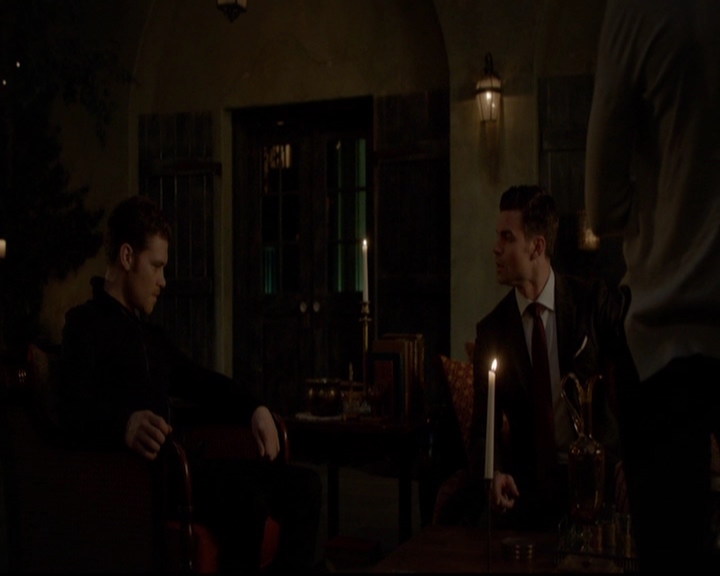 VampireDiariesWorld-dot-nl_TheOriginals_3x13HeartShapedBox1843.jpg