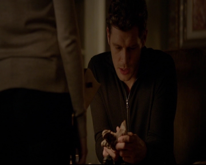VampireDiariesWorld-dot-nl_TheOriginals_3x13HeartShapedBox2086.jpg
