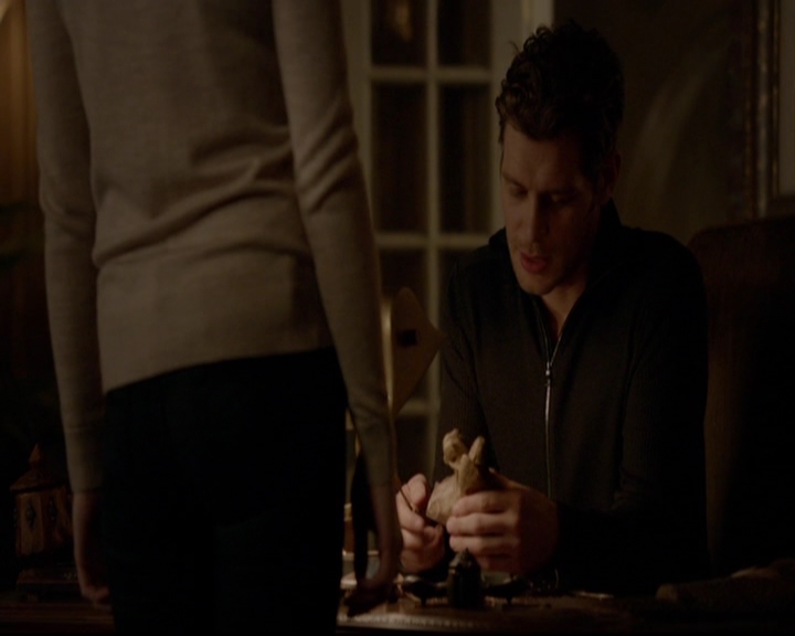 VampireDiariesWorld-dot-nl_TheOriginals_3x13HeartShapedBox2099.jpg