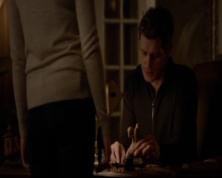 VampireDiariesWorld-dot-nl_TheOriginals_3x13HeartShapedBox2100.jpg