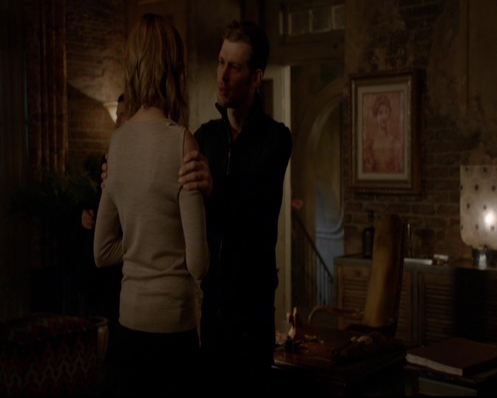 VampireDiariesWorld-dot-nl_TheOriginals_3x13HeartShapedBox2123.jpg