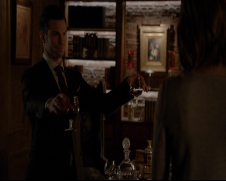 VampireDiariesWorld-dot-nl_TheOriginals_3x13HeartShapedBox2142.jpg
