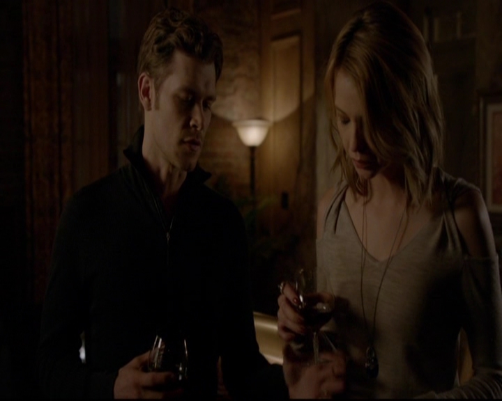 VampireDiariesWorld-dot-nl_TheOriginals_3x13HeartShapedBox2145.jpg