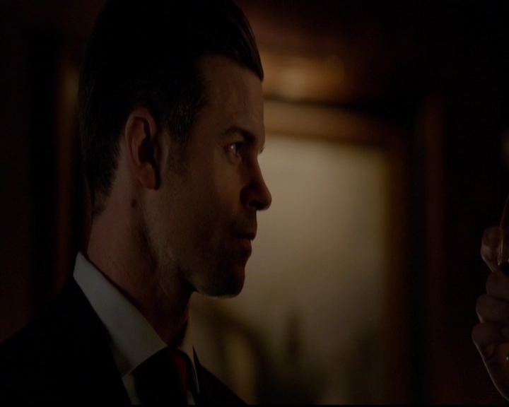 VampireDiariesWorld-dot-nl_TheOriginals_3x13HeartShapedBox2149.jpg