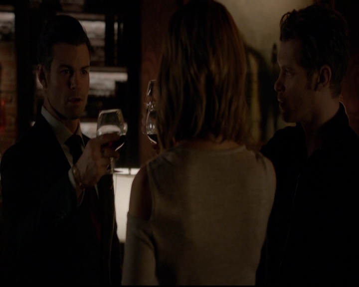 VampireDiariesWorld-dot-nl_TheOriginals_3x13HeartShapedBox2152.jpg